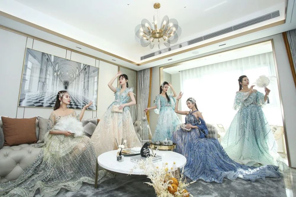 精致打扮的模特举手投足间尽显文艺与优雅配上奢阔精装样板间一场视觉