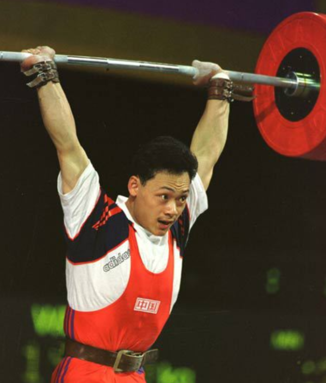 占旭刚:19岁进入国家队,多次取得世界举重冠军,退役后迎娶空姐