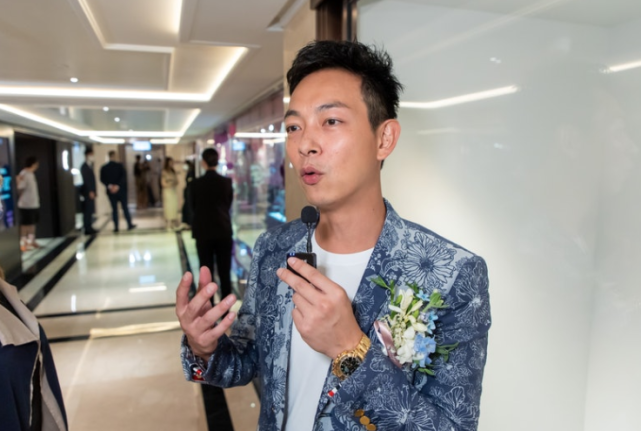 梁烈唯开钟表店,戴60万金表显阔气,开业礼一众熟面孔捧场