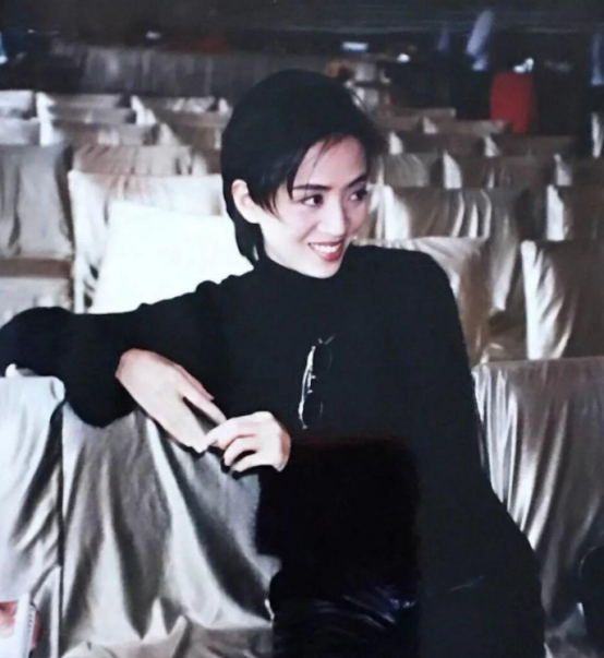 香港女儿梅艳芳黑帮得罪她活不过五天背后大佬究竟是谁