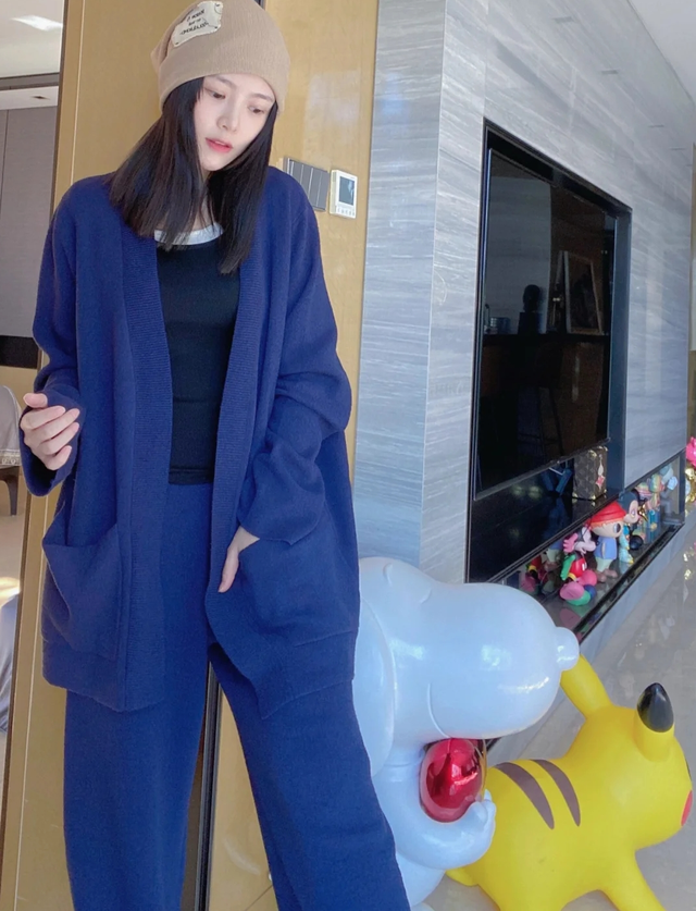 杜淳老婆晒素颜肤白胜雪,角落一个玩偶近7万,日常戴金表显贵气