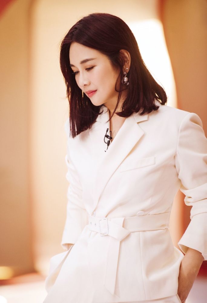 陈松伶太秀了穿大码衬衫裙袜子还只穿一只50岁依旧个性时髦