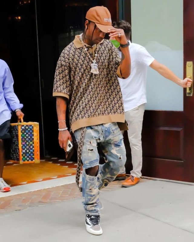 设计上依旧加入了 travis scott 最爱的棕色,搭配白色框架,高低帮之间