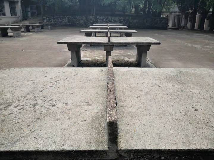 水泥砌的乒乓球台正因如此,兰溪二中成为《乔家的儿女》的重要取景地