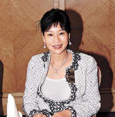 邓咏诗的经历跟三太太陈婉珍有点相似,都是护士出身.