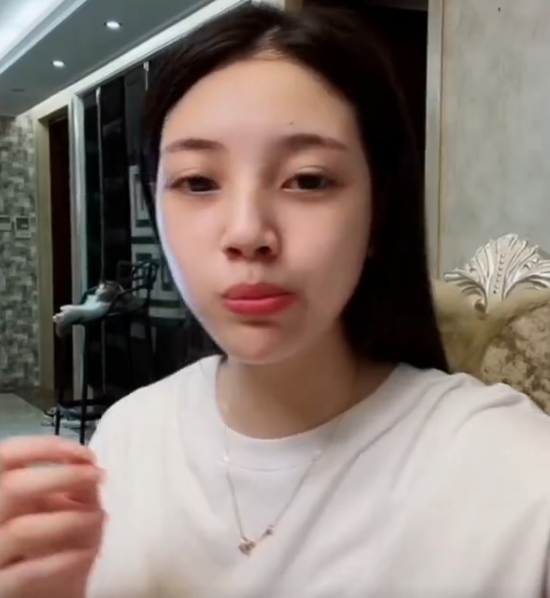 兜儿为证没整容,晒高中军训照片,大眼睛尖下巴很自然