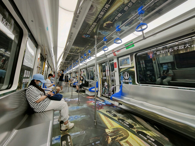 杭州地铁六号线车厢已被王者荣耀壁纸包围啦!