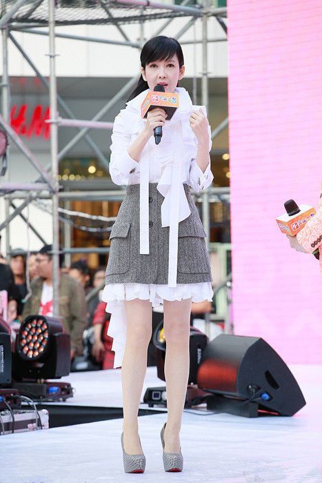 周慧敏穿白裙现身,53岁还装清纯气质,脸上皱纹焉瘪才是真实状态