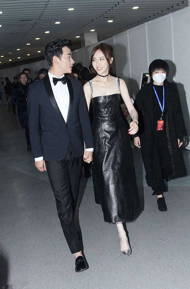 唐嫣携老公亮相,穿吊带皮裙时髦又高级,十指紧扣如胶似漆