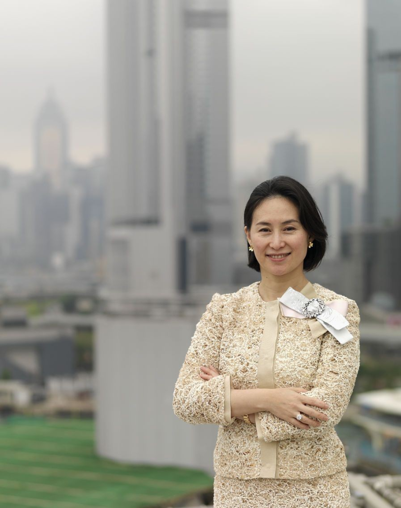 商界女强人何超琼自带贵族气质,站刘嘉玲旁边也抢眼,举止优雅_腾讯