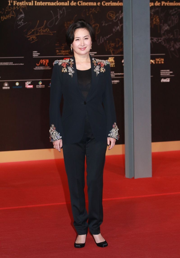 商界女强人何超琼自带贵族气质,站刘嘉玲旁边也抢眼,举止优雅_腾讯