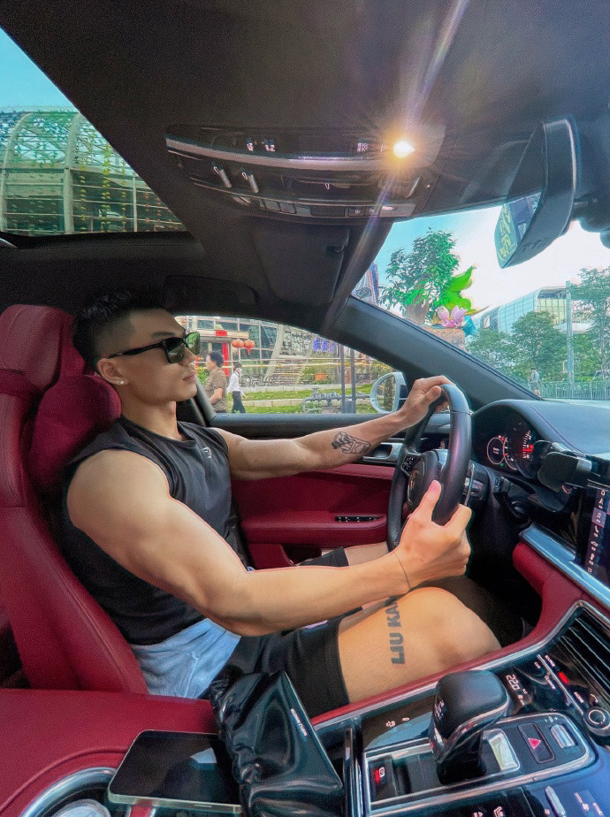 一身腱子肉的重庆大男孩,肌肉名媛,黝黑色肌肤帅气逼人!