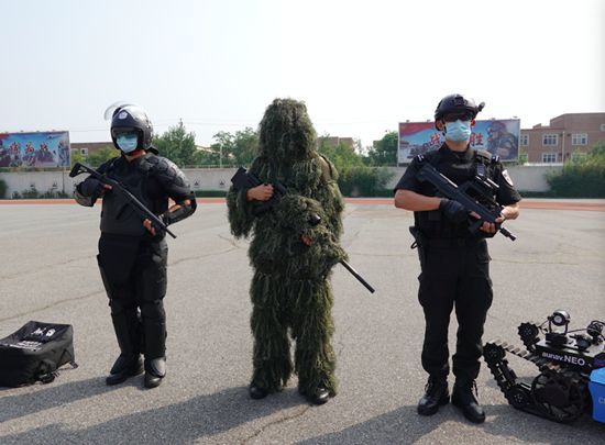 特警徒手爬楼救人质,警犬吉利服齐上阵 北京公安开放日堪比"大片"
