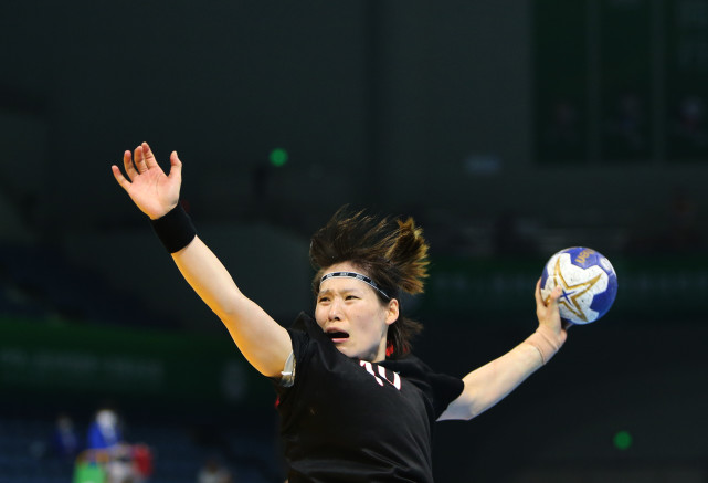 9月11日,山东队球员周钰婷(中)在比赛中进攻受阻.