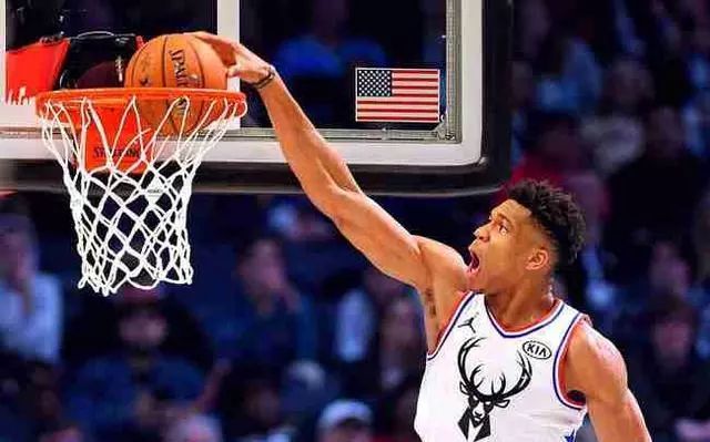 博班 NBA巨人的手掌：张伯伦抓篮球仅用两指，奥尼尔手握IPhone太迷你