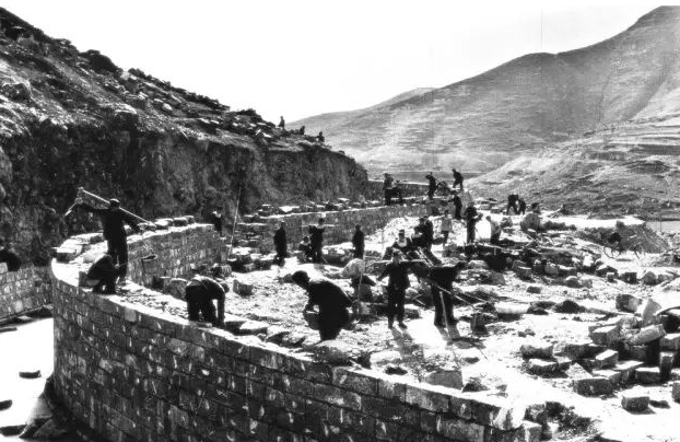 耗时10年,人工削平1250座山头,红旗渠工程到底多难修?