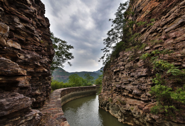 耗时10年,人工削平1250座山头,红旗渠工程到底多难修?