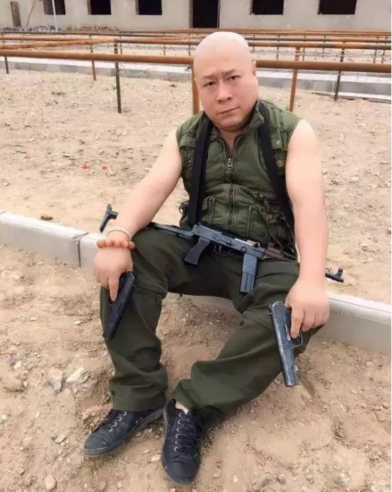 按规矩跟张家豪单挑,但李宝敏是有真功夫的,还得过北京市摔跤冠军,据