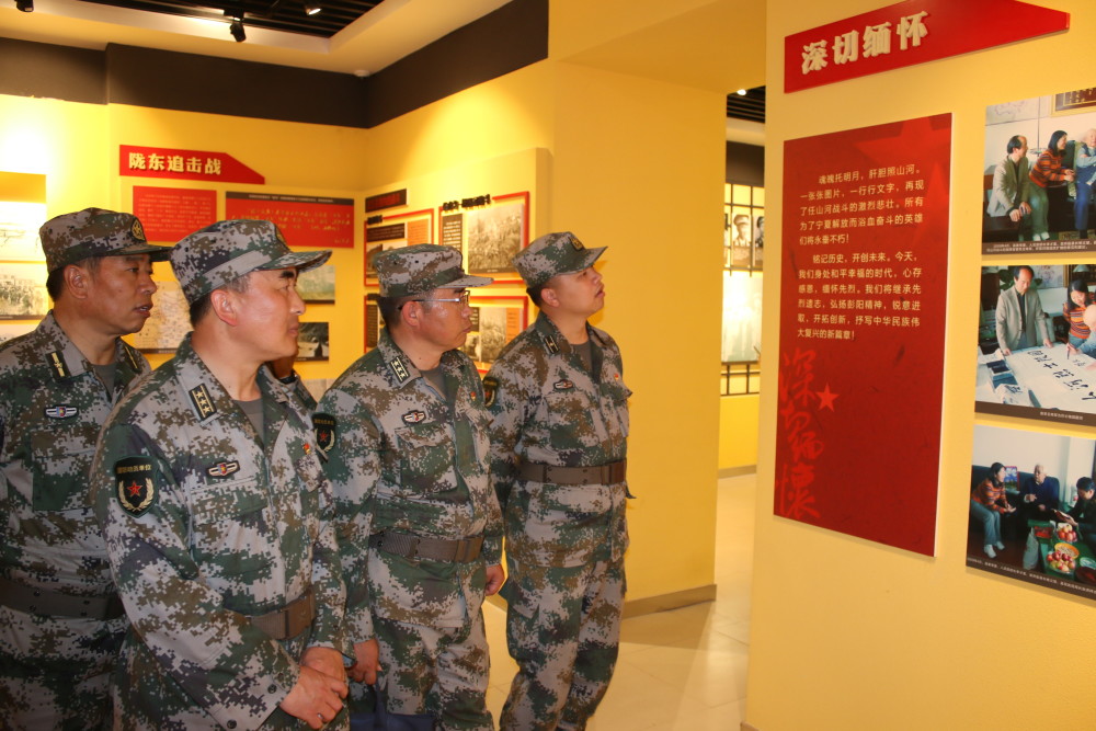 固原军分区官兵在任山河战斗纪念馆参观学习固原军分区政委蒋刚彪在任