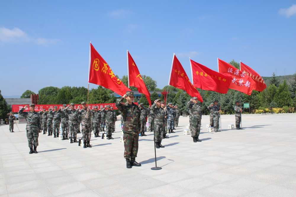 固原军分区政委蒋刚彪在任山河革命烈士纪念碑前带领全体党员宣誓