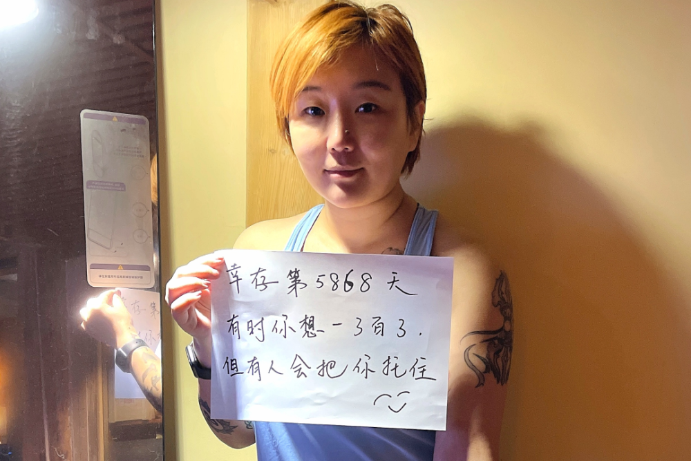 最后一秒,那个想自杀的年轻人被托住了