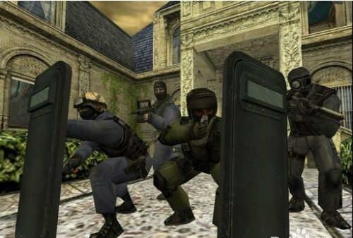 防爆盾,玩过射击游戏的应该都不陌生,防爆盾最早出现在cs1.