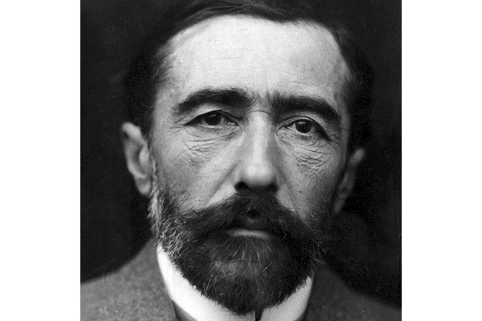 约瑟夫·康拉德(1857-1924),与康有为(1858-1927)是同时代人.