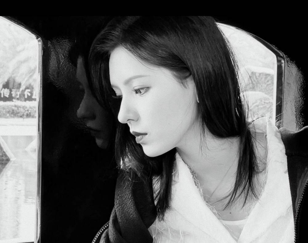 在2020年的热播剧《琉璃》中,饰演女二褚玲珑,虽然