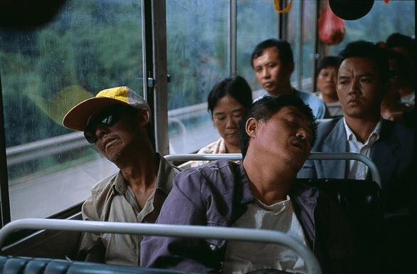 当然,毕竟是演尸体,也不是每个人都能接受的,张杨把剧本留给洪启文,让