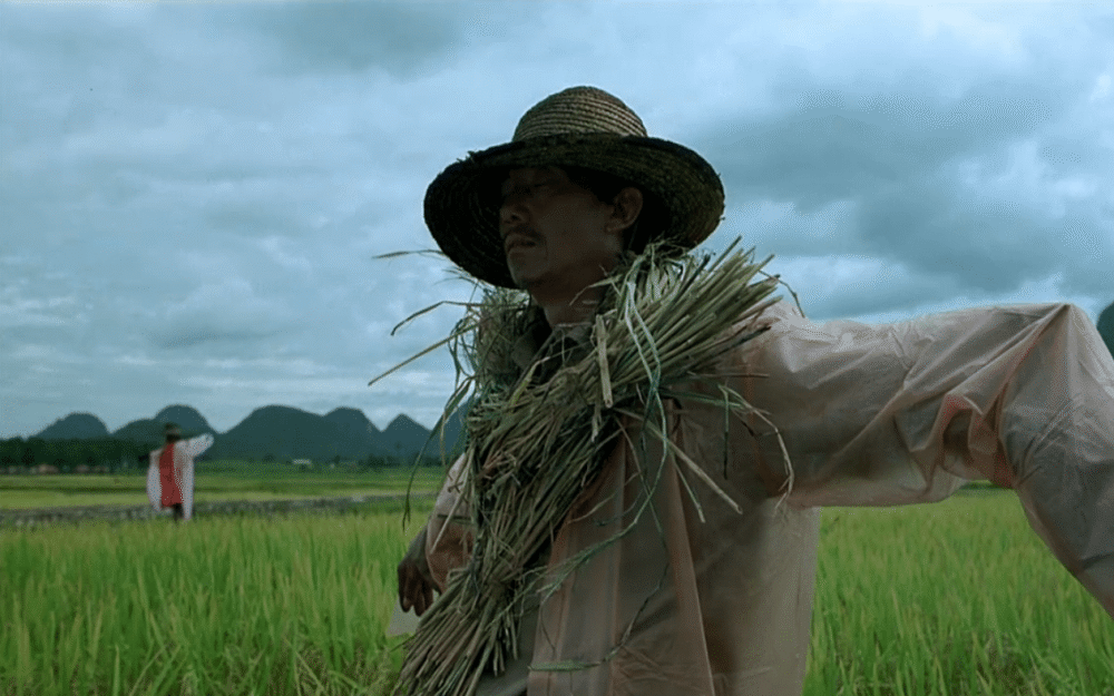 洪启文在《落叶归根》中最出彩的镜头,笔者认为是这个稻草人造型,你把