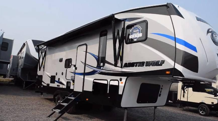 其实在你想到之前很多人都已经想到了,现如今就有一种半挂房车.