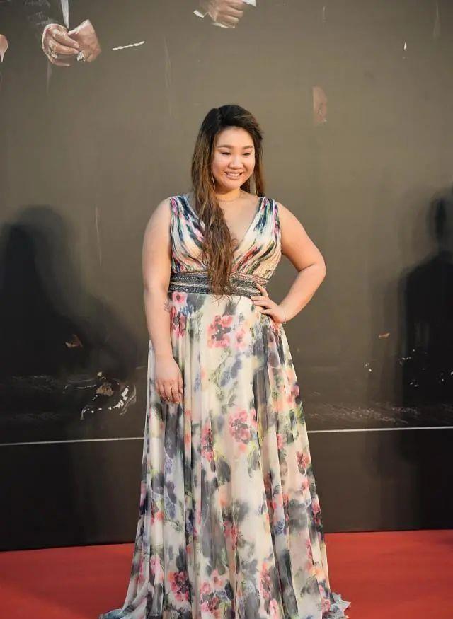 郑少秋女儿胆子真大180斤也敢穿深v碎花裙气质却拿捏得很到位