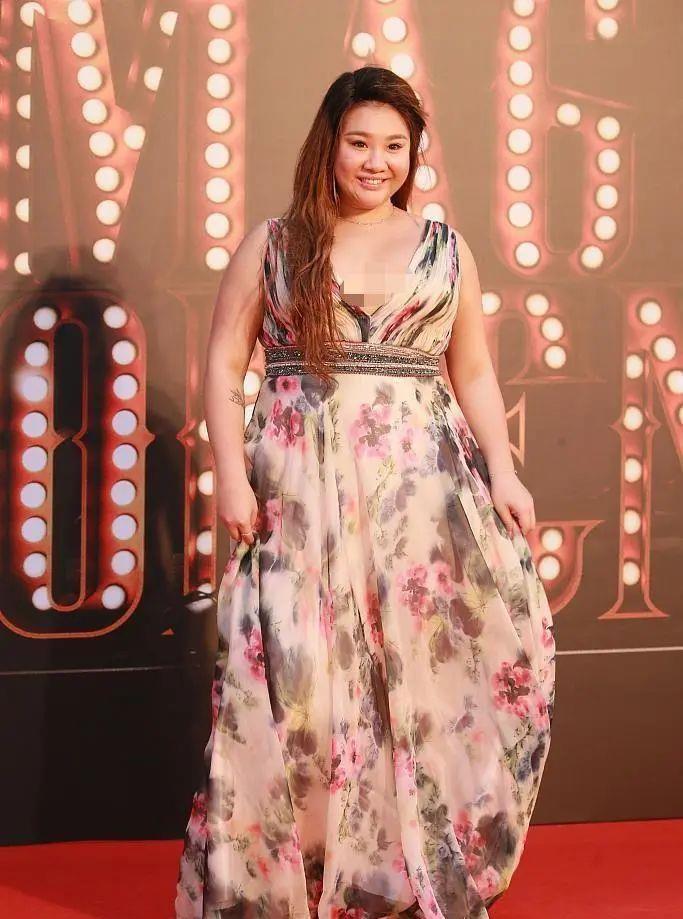 郑少秋女儿胆子真大180斤也敢穿深v碎花裙气质却拿捏得很到位