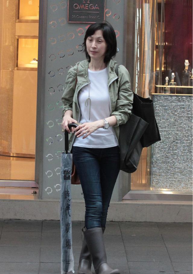 郭蔼明真看不出有53岁了,穿抹茶绿外套配白t恤,素颜状态超能抗