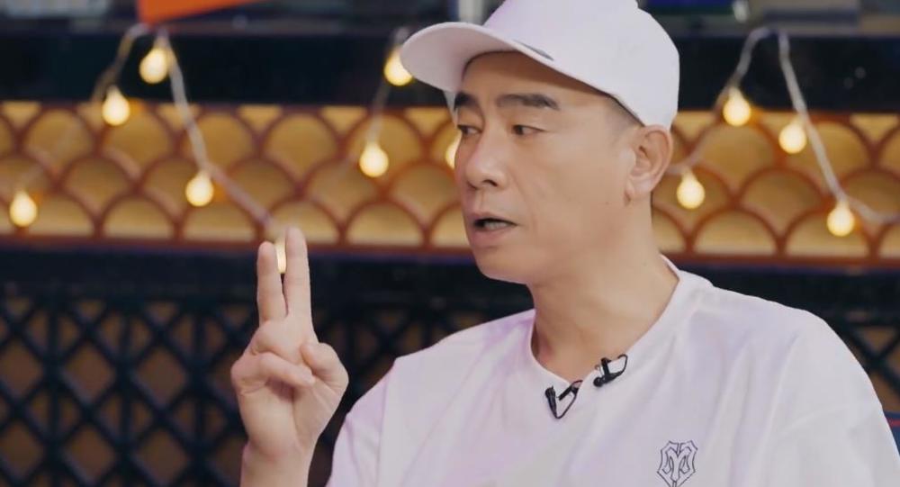 陈小春谈中年老爹的悲喜,被jasper冷落,小儿子安抚了内心醋意_腾讯