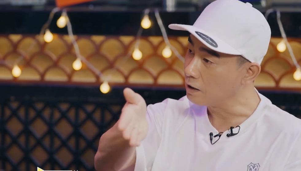 陈小春谈中年老爹的悲喜,被jasper冷落,小儿子安抚了内心醋意_腾讯