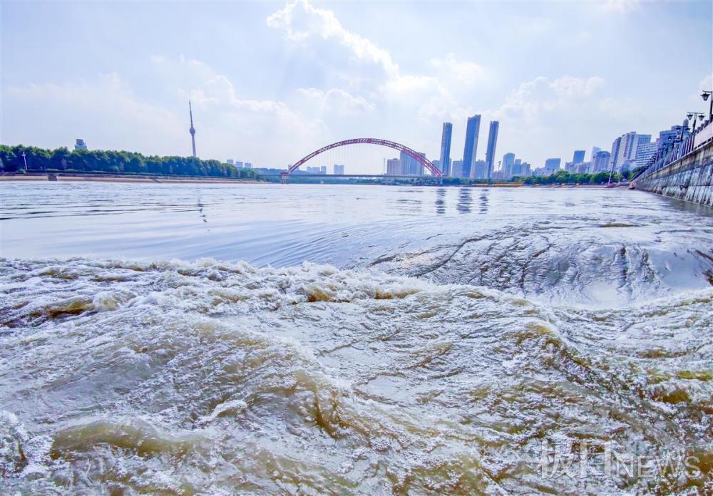 武汉全力迎战汉江秋汛第三次洪峰_腾讯新闻