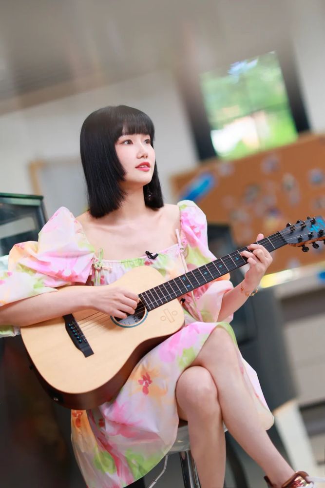 目前黄龄正在举办她的个人巡回演唱会,正如她的巡演主题"真·敢·玩"