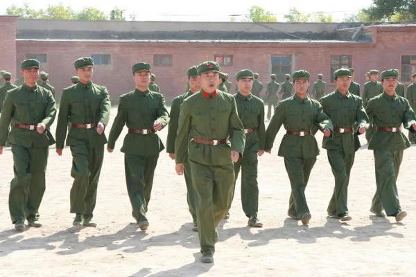 老兵回忆校园生活班里不缺调皮鬼异性同桌画三八线