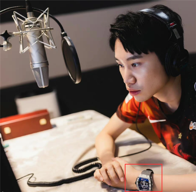 doinb第三支手表曝光又一套房戴在手上想买到得花三百多万