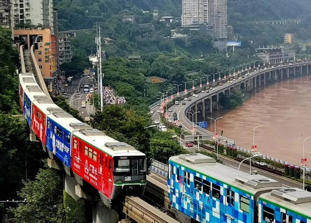 重慶第一條軌道線2號線於2004年底開通,重慶軌道交通2號線(chongqing