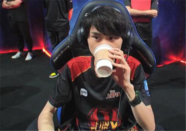 lol发布了一批新的表情,其中就有一个璐璐喝水.