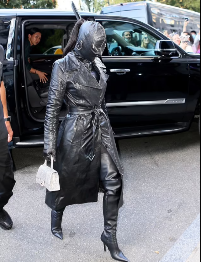 海外阿富汗妇女秀衣服照片称全包罩袍是外来的女装难看又不便