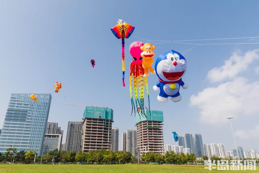 造型各异的软体风筝飘在空中.