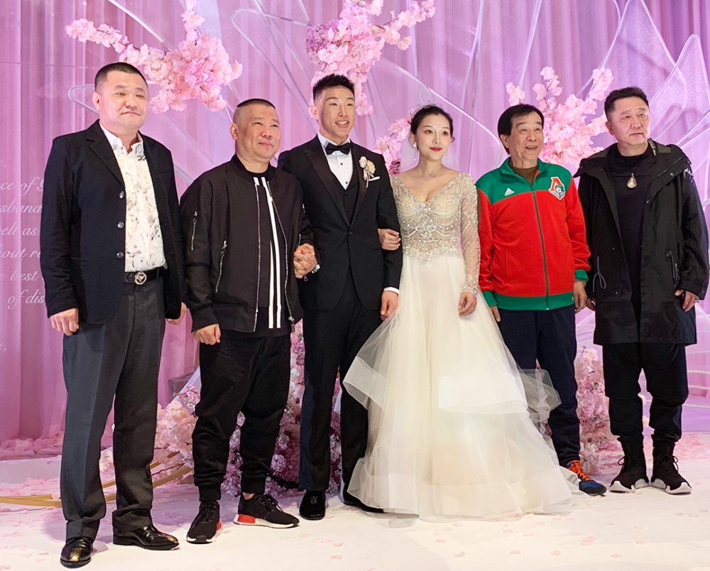 烧饼结婚当天,郭德纲亲自参加婚宴并且致辞,完全没有把烧饼当外人