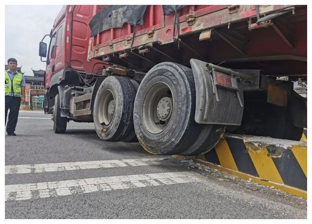 收费站前耍"杂技",半挂车竟能原地"起飞"?