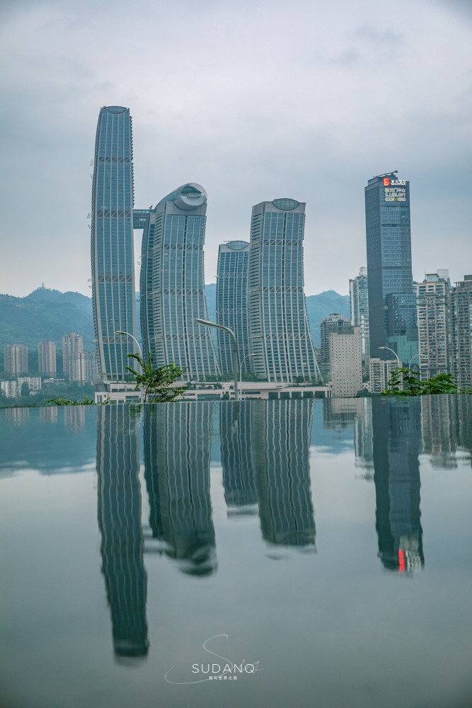 重庆来福士曾被评为十大中国最丑建筑的第一名但深受游客欢迎