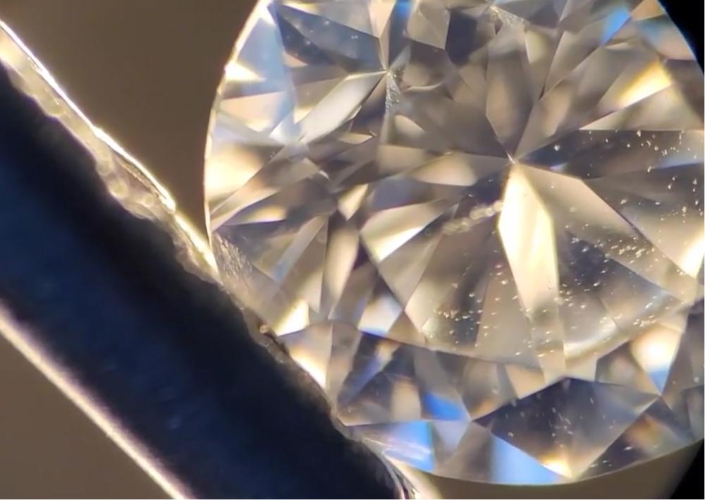 显微镜下合成立方氧化锆莫桑石钻石的不同之处