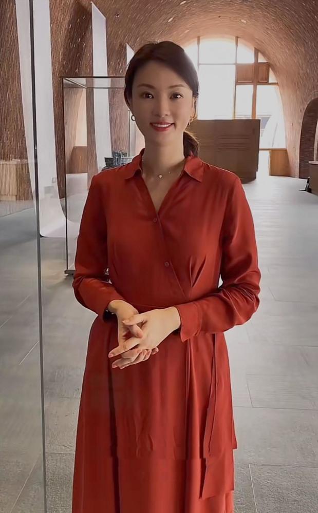 央视主持刘芳菲打卡博物馆穿铁锈红做老本行讲解功底厚谈吐清晰气色好