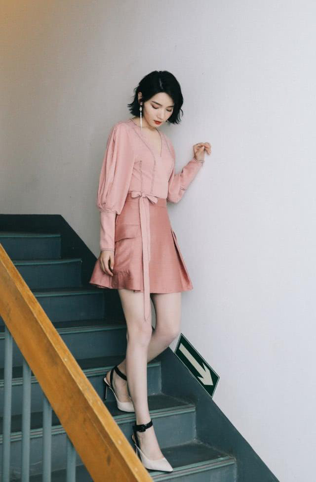 不温不火的代斯粉衬衫配皮裙优雅美丽长腿更让人心动